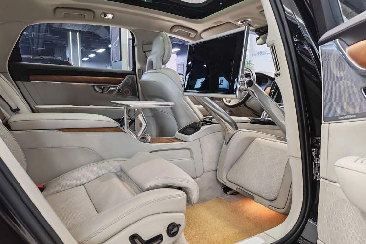 Used Volvo S90 New Energy 2019 T8 E-Drive Hybrid Honor Edition 3 Seats China VI Standard Interior 11