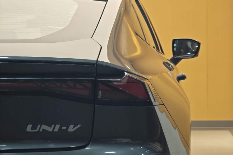 Used CHANGAN UNI-V 2022 1.5T Smart Navigation Version Exterior 10