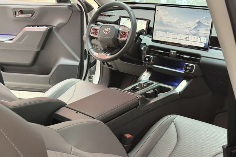 Used Toyota RAV4 2026 Model Dual-Engine 2.0L Two-Wheel Drive Luxury Edition
