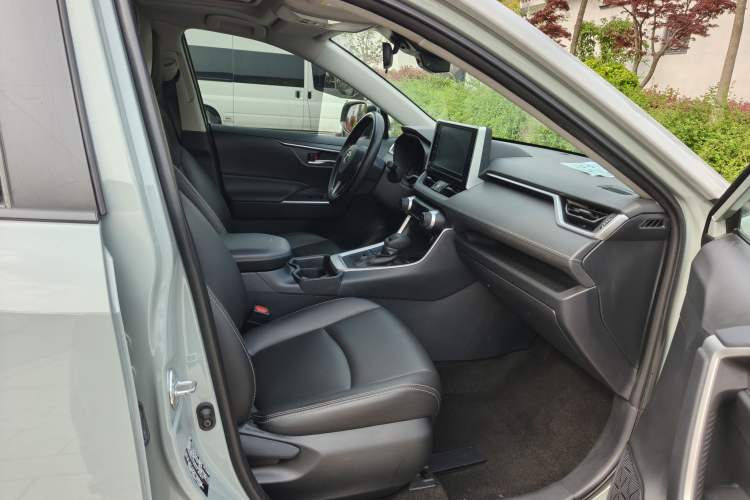 Used Toyota RAV4 2020 2.0L CVT 4x4 Trend Edition Interior 4