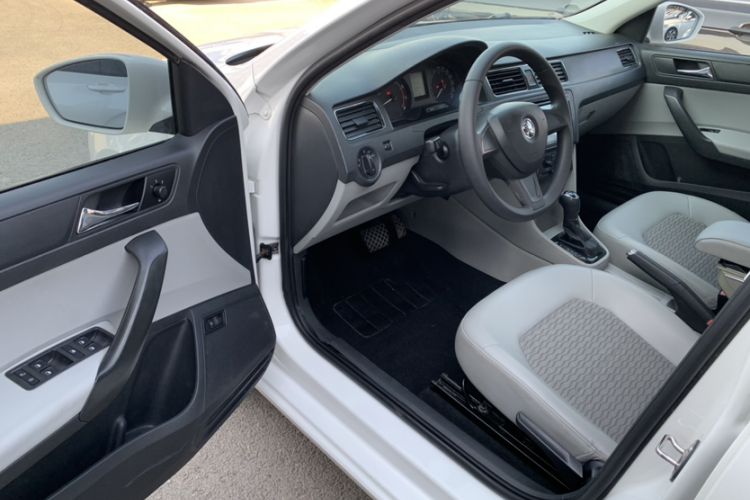 Used Skoda Rapid 2015 1.6L Automatic Smart Selection Model
