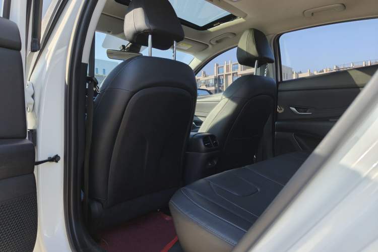 Used Hyundai Elantra 2022 1.5L CVT LUX Prestige Edition Interior 4