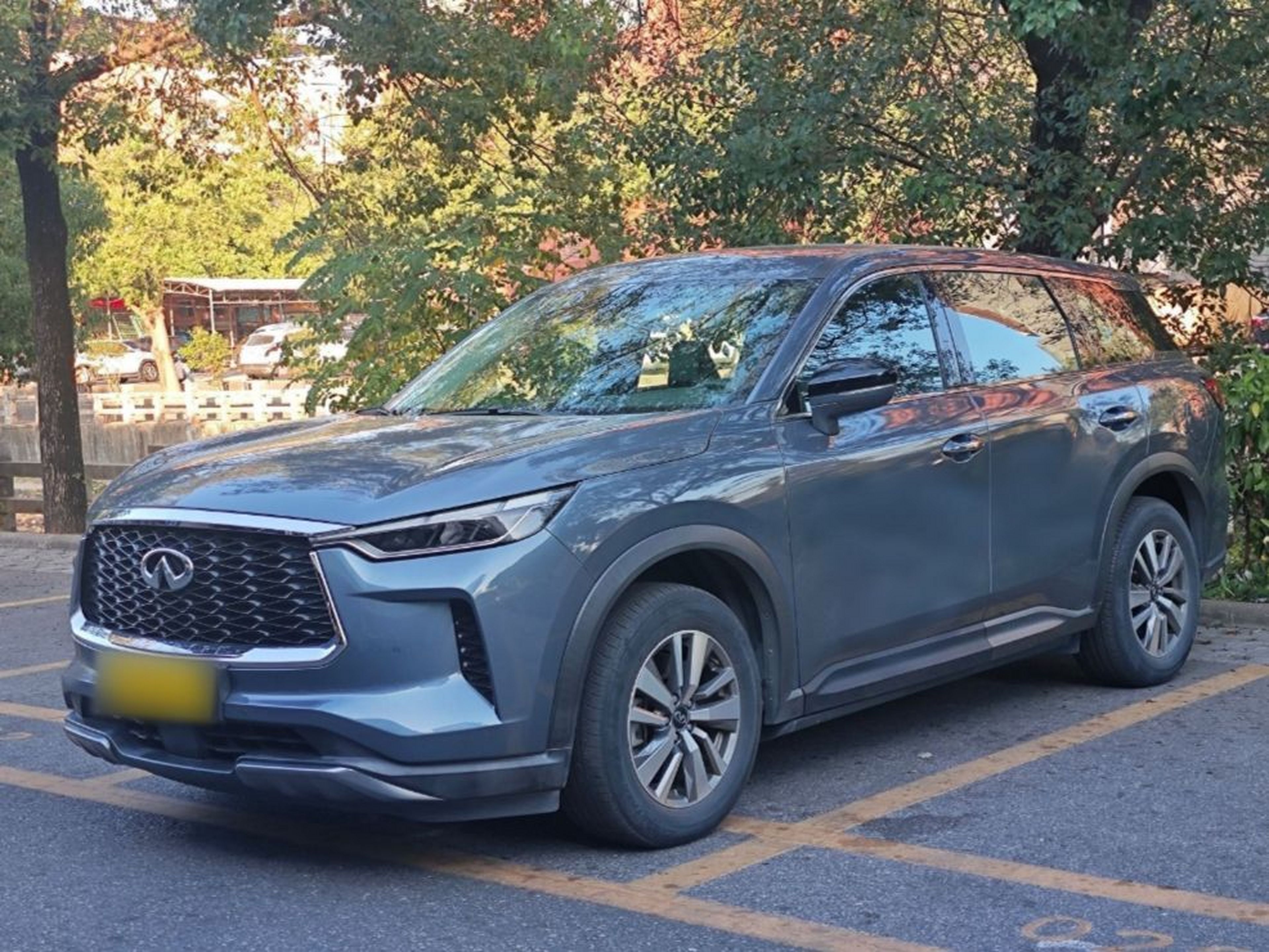 Под передней частью автомобиля