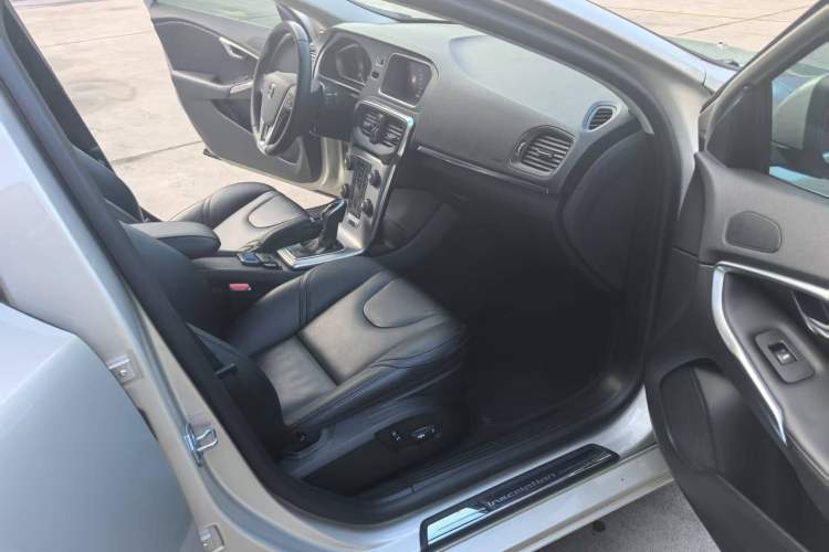 Used Volvo V40 2017 T3 Zhiya Edition

