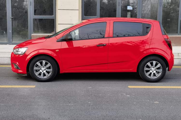 Used Chevrolet Aveo Sonic 2014 Hatchback 1.4SL AT Fashion Edition
