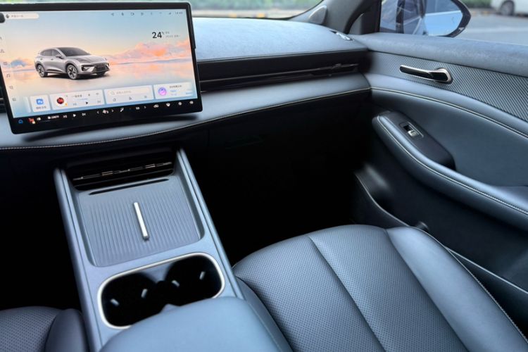 Used Baojun Yunhai 2024 140km Plug-in Hybrid Version Interior 11