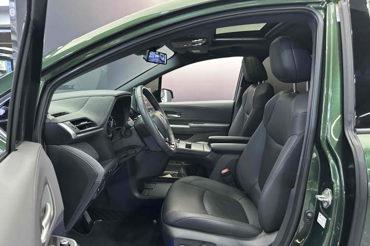 Used Toyota Sienna 2021 2.5L Hybrid Premium Edition