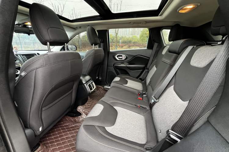 Used Jeep Cherokee 2016 2.0L Leading Edition Interior 3