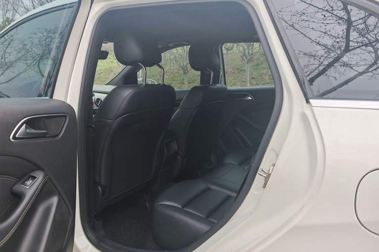 Used Mercedes-Benz B-Class 2012 B 200 Interior 3