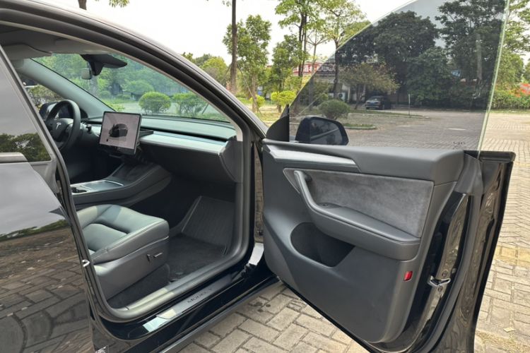 Used Tesla Model Y 2024 Rear-Wheel-Drive Version Interior 8