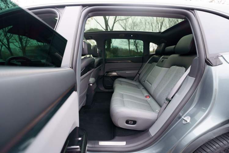 Used Zeekr 7X 2025 100 kWh Long-Range Rear-Wheel Drive with Intelligent Driving Features