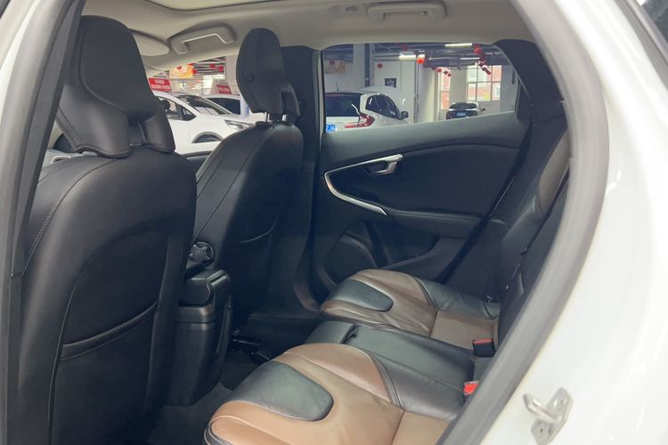 Used Volvo V40 2014 Cross Country T5 AWD Smart Luxury Edition