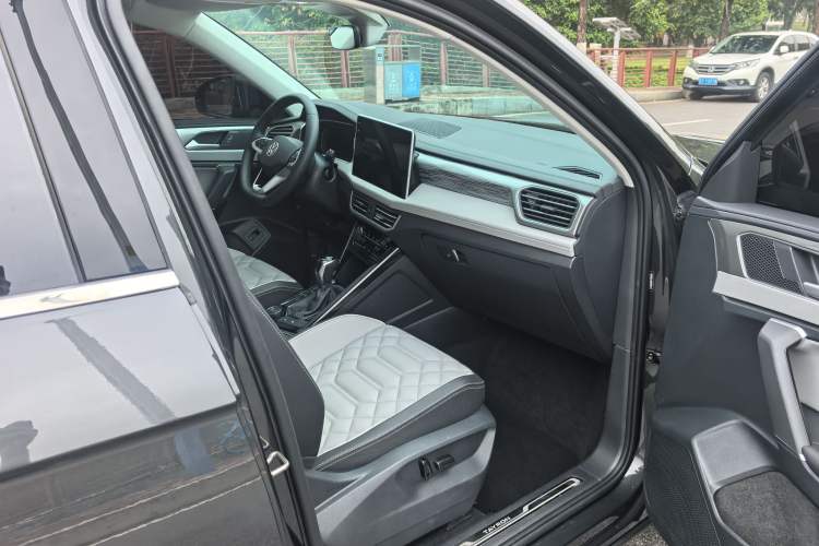 Used Volkswagen Tayron 2023 Revised Version 380TSI All-Wheel Drive R-Line High-Energy Edition Interior 8