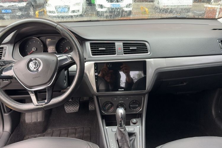 Used Volkswagen Lavida 2015 1.6L Automatic Comfort Edition Audio And AC Panel