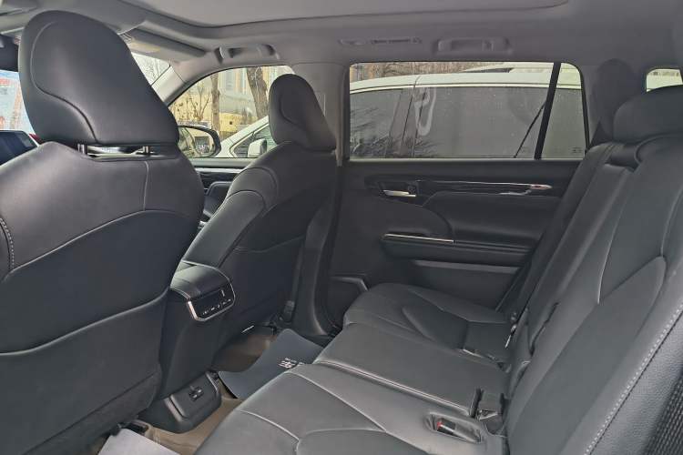 Used Toyota Highlander 2023 2.5L Smart Electric Hybrid Dual-Engine Four-Wheel Drive Prestige Version – 7 Seats Interior 4