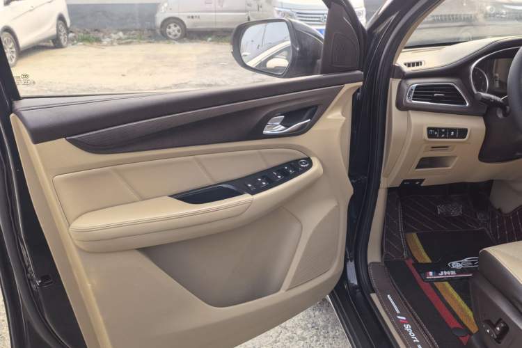 Used Baojun 730 2017 1.8L iAMT Luxury Version 7-Seater