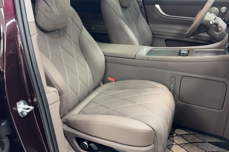 Used Hima AITO M9 2025 Extended-Range Ultra Version 52 kWh 6-Seater Right Front Seat