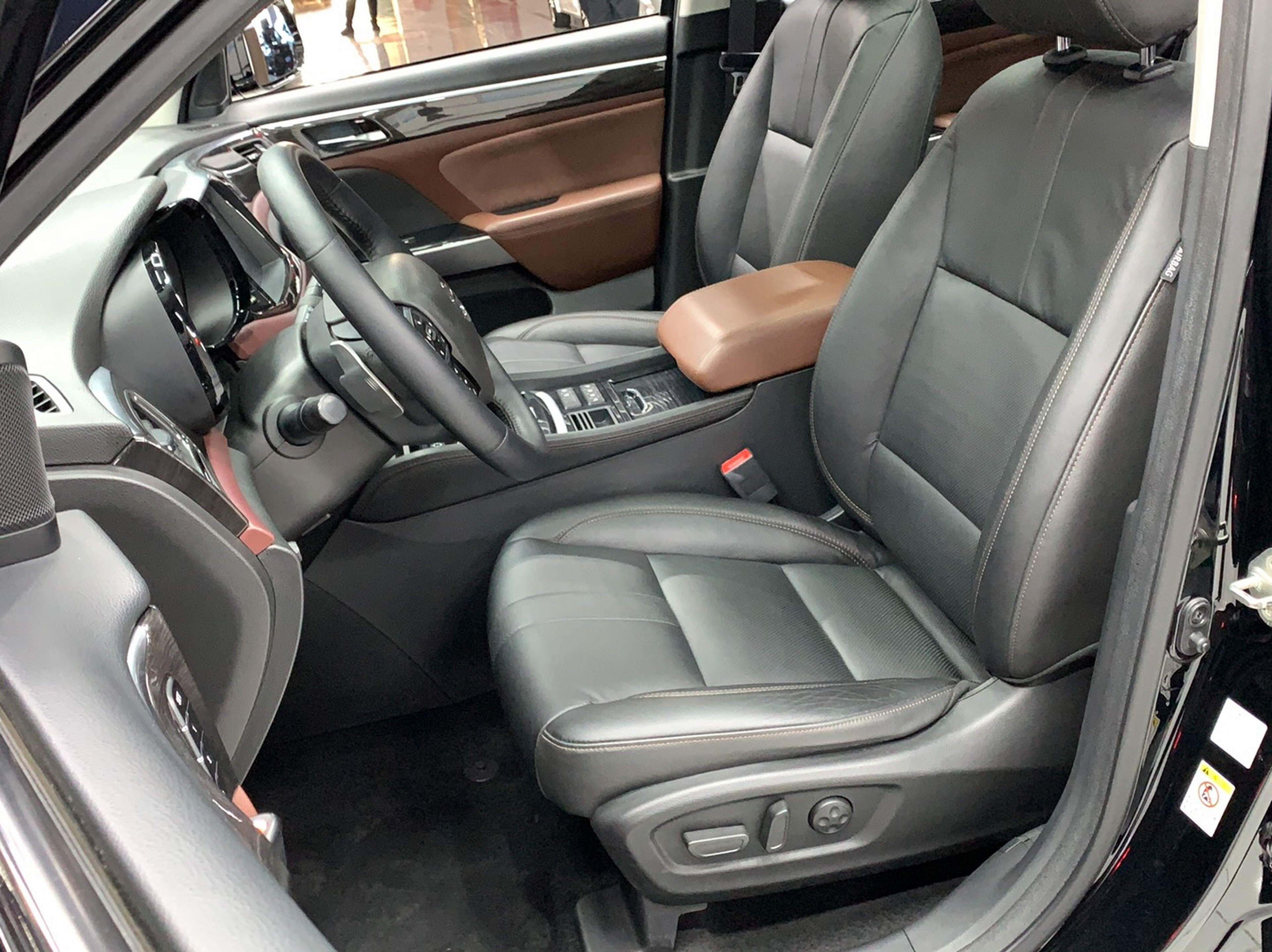 Переднее сиденье в автомобиле