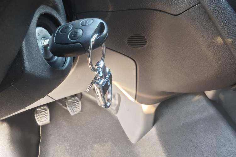 Used Ford Transit 2020 2.0T Diesel Multi-Function Commercial Vehicle Mid-Chassis Low-Roof Design with Dual Rear Doors Meeting China VI Emission Standards
