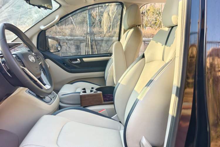 Used SAIC MAXUS G10 2021 2.0T Automatic Elite Edition Diesel 9-Seater
