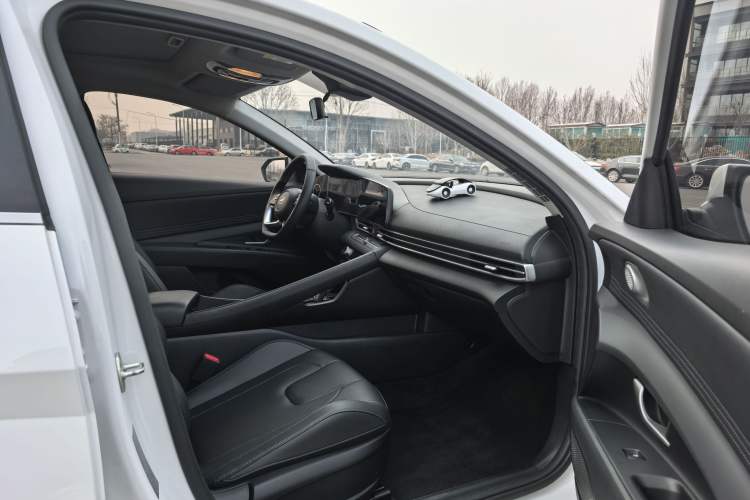 Used Hyundai Elantra 2023 1.5L CVT LUX Prestige Edition
