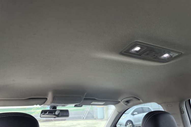 Used Volkswagen Tiguan L 2017 330TSI Automatic Two-Wheel Drive Comfort Edition Interior 4