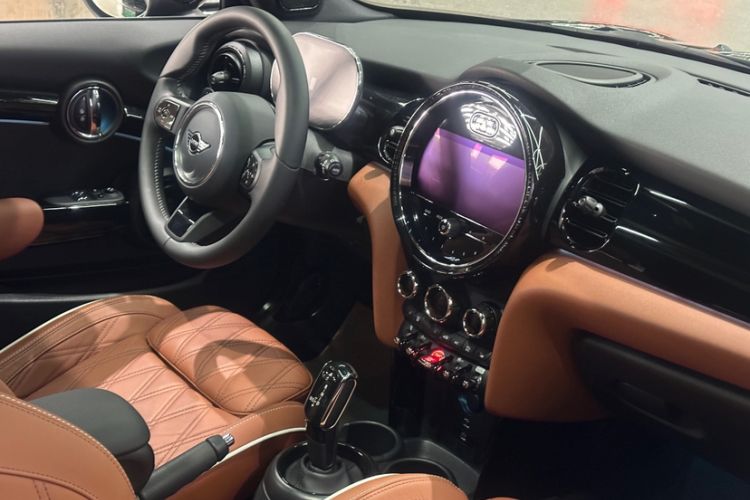 Used MINI 2023 Updated 2.0T COOPER S Artist Interior 2