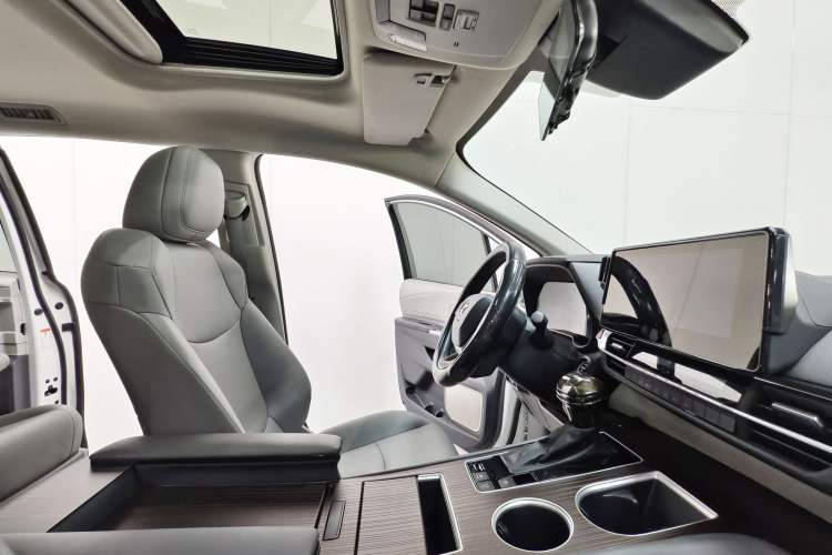 Used Toyota Granvia 2024 2.5L Hybrid Comfort Edition