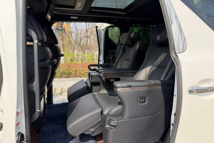 Used Toyota Vellfire 2023 Crown Dual-Engine 2.5L HV Ultimate Edition