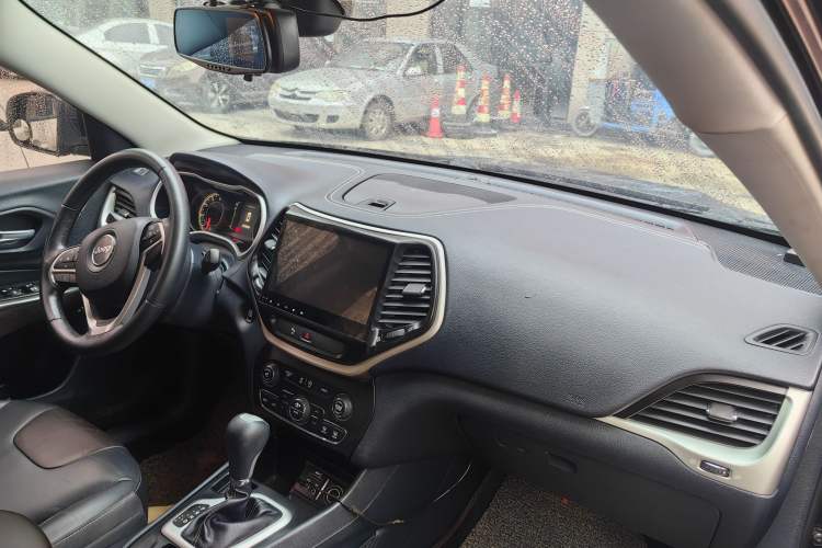 Used Jeep Cherokee 2016 2.4L Leading Edition
