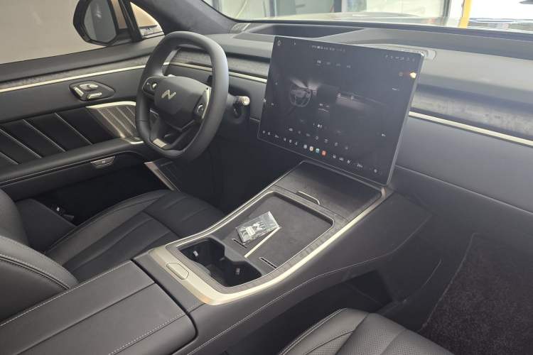 Used ONVO Luxeed L90 2025 Model—Ultra Six-Seater Version
