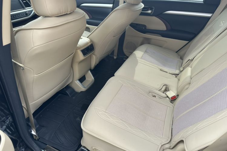 Used Toyota Highlander 2015 2.0T Four-Wheel Drive Elite Edition 7-Seater Interior 6