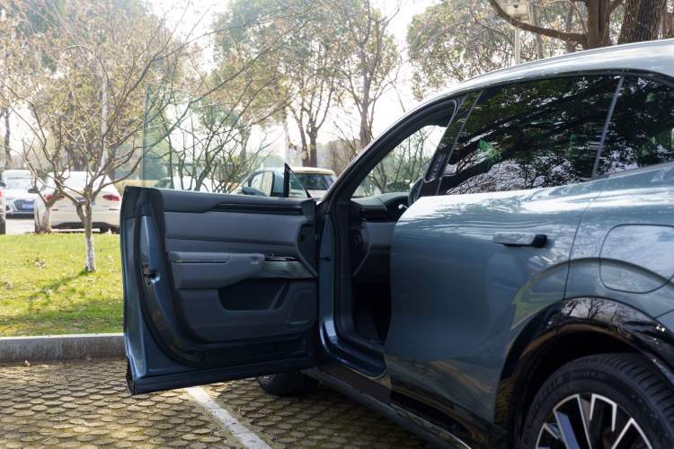 Used Zeekr 7X 2025 100 kWh Long-Range Rear-Wheel Drive with Intelligent Driving Features
