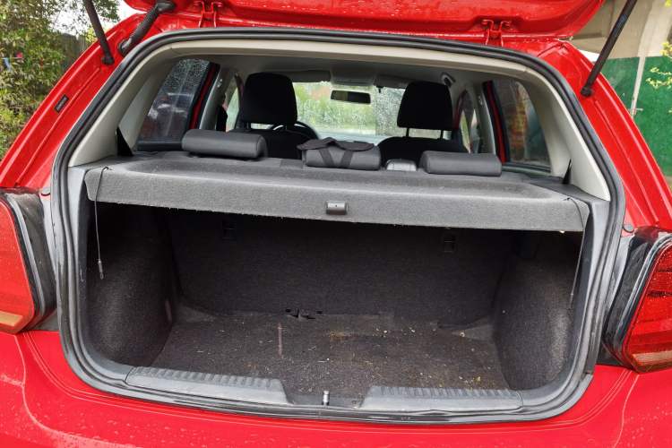 Used Volkswagen Polo 2016 1.4L Manual Fashion Model Trunk