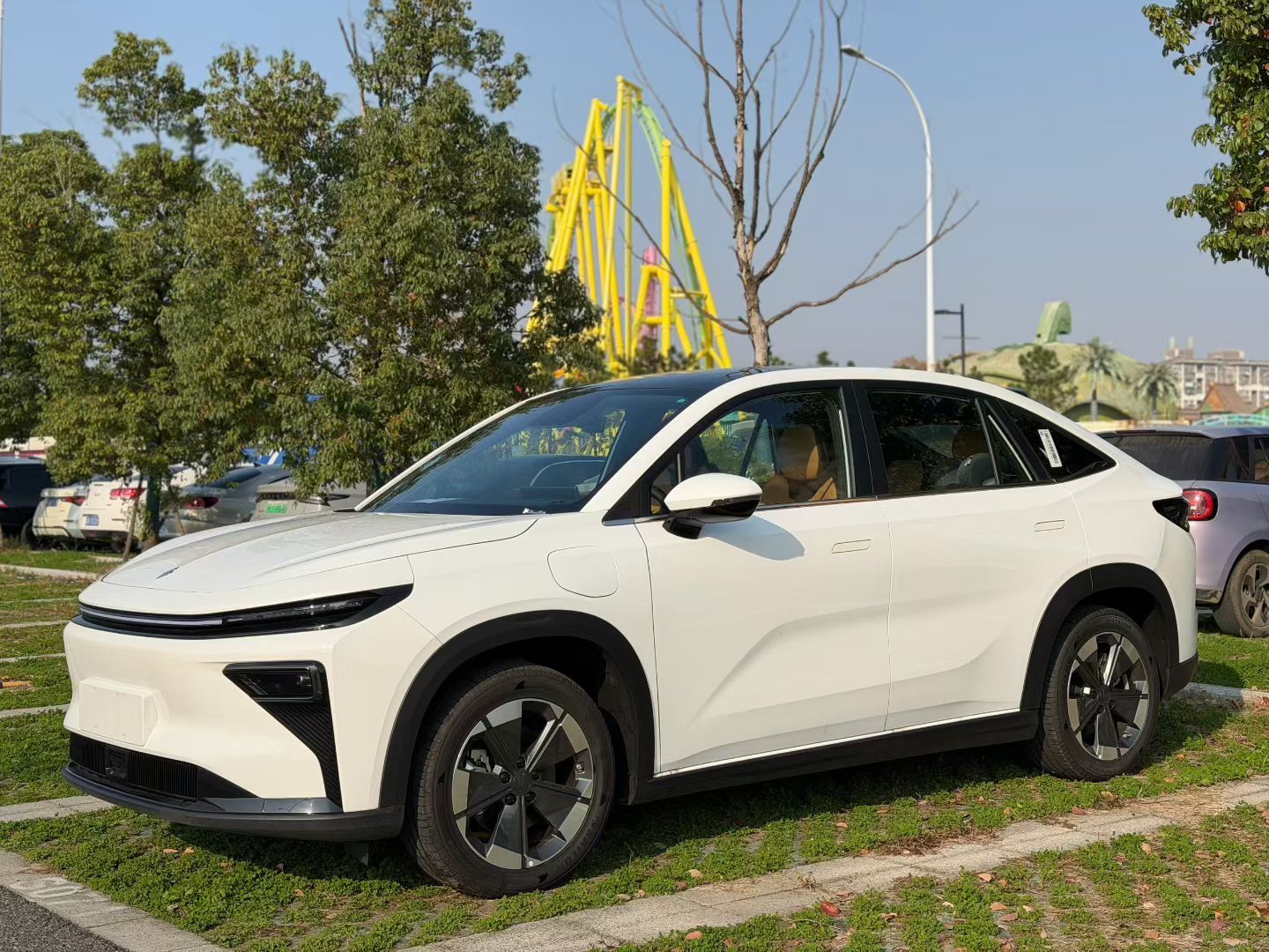 Под передней частью автомобиля