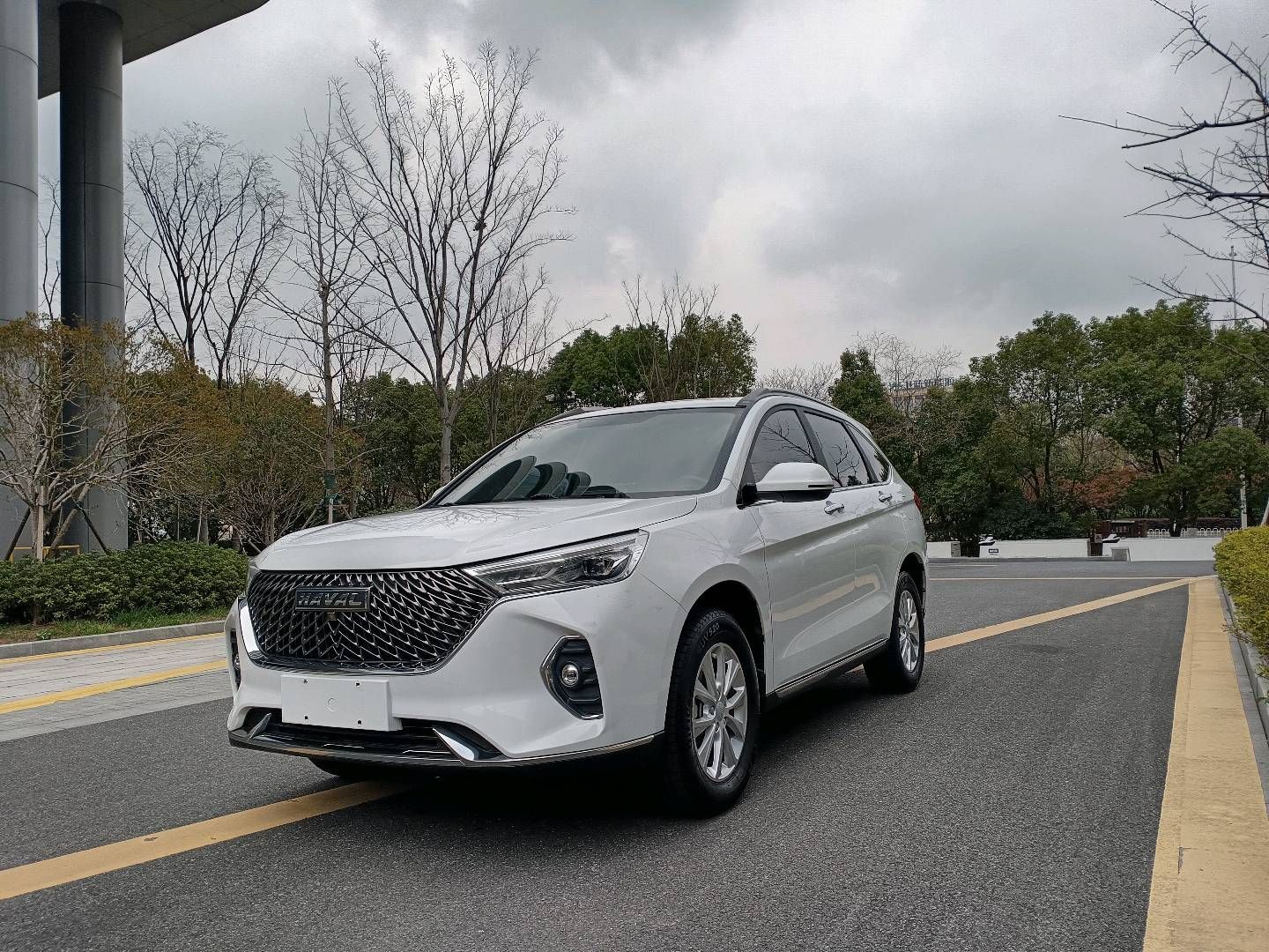 Под передней частью автомобиля