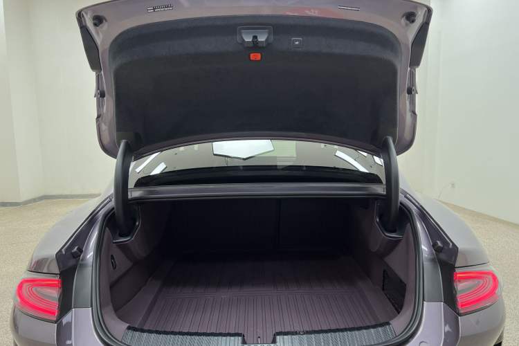 Used Xiaomi Auto SU7 2024 Four-Wheel Drive Ultra-Long Range Advanced Intelligent Driving Max Edition Trunk