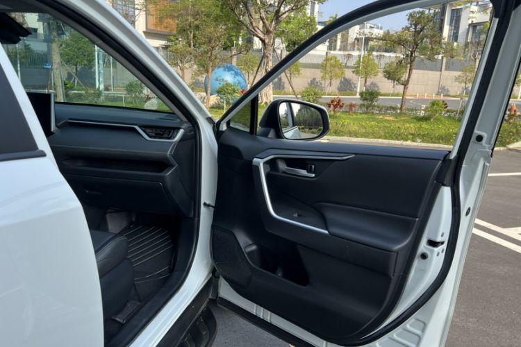 Used Toyota Wildlander 2020 Dual-Engine 2.5L E-CVT Two-Wheel Drive Luxury Edition Interior 4