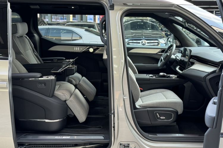 Used Volvo EM90 2025 Ultra Six-Seater
