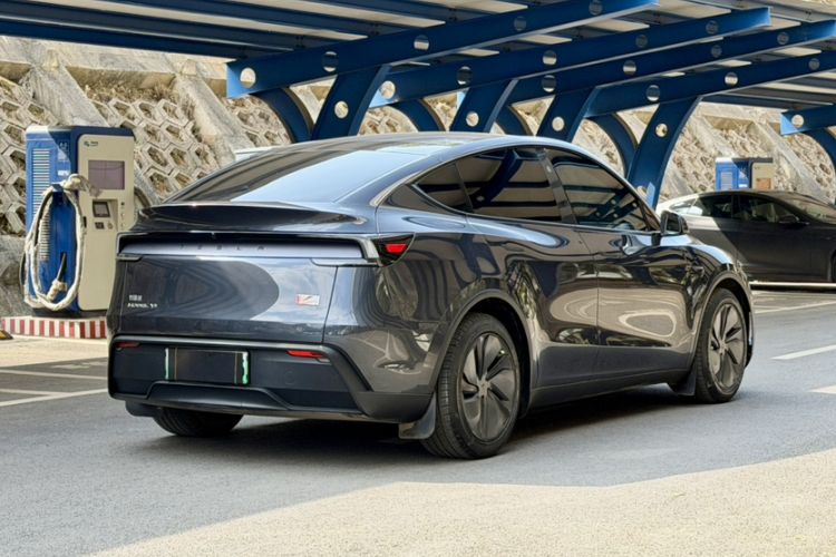 Used Tesla Model Y 2025 Long-Range All-Wheel Drive First Edition