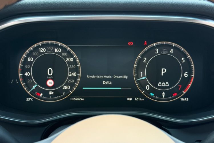 Used Jaguar XFL 2025 Model—2.0T P250, Two-Wheel Drive, Premium Luxury Edition