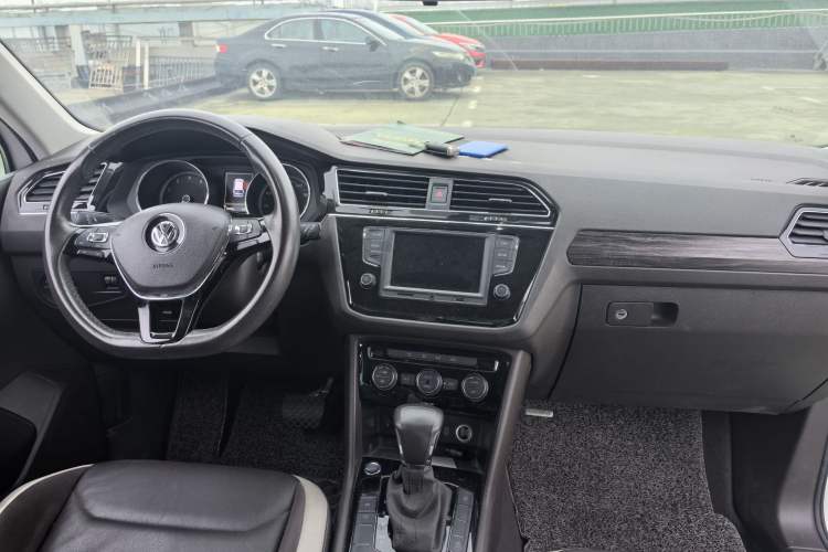 Used Volkswagen Tiguan L 2017 330TSI Automatic Two-Wheel Drive Comfort Edition Interior 7