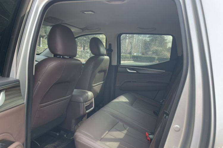 Used Dongfeng Ruichi 7 2022 2.3T Automatic Two-Wheel Drive Diesel Standard Version with Long Cargo Bed and Flat-Floor Design M9T