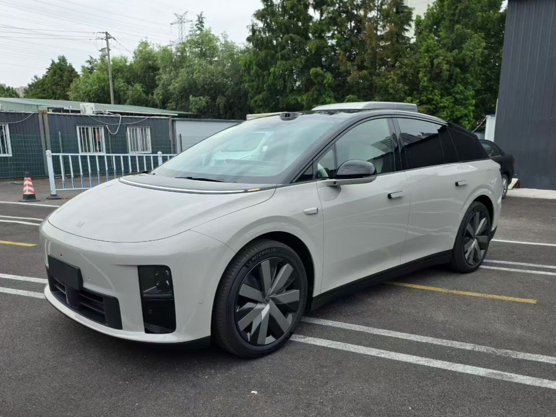 Unter der Vorderseite des Autos