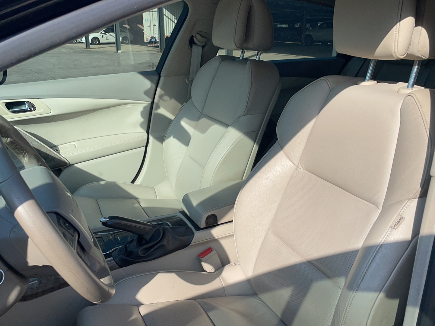 المقاعد الأمامية داخل السيارة