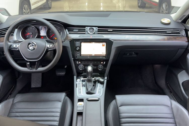 Used Volkswagen Magotan 2019 330TSI DSG Luxury Version China VI Standard Center Console