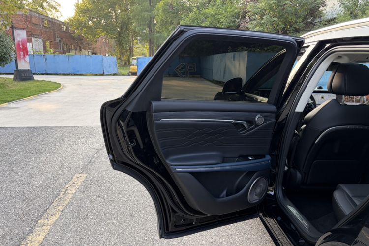 Used VOYAH FREE 2023 Four-Wheel Drive Extended-Range Model with Ultra-Long Range
