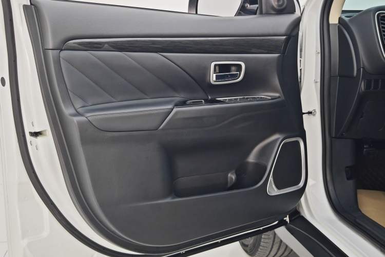 Used Mitsubishi Outlander 2019 2.4L 4x4 Zhi Xiang Edition 5 Seats China VI Standard
