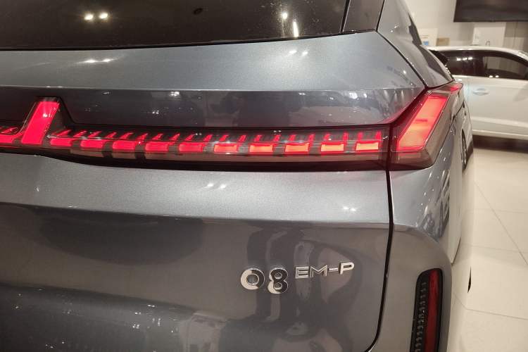 Used Lynk & Co 08 EM-P 2025 220 km All-Wheel-Drive Performance Halo
