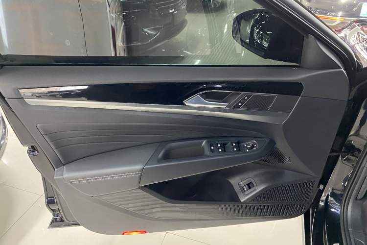 Used Volkswagen Passat 2024 380TSI Dragon Edition Interior 8